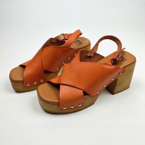 BTU by Bertuchi Daphne Leather and Wood Clogs Women's Size 8.5